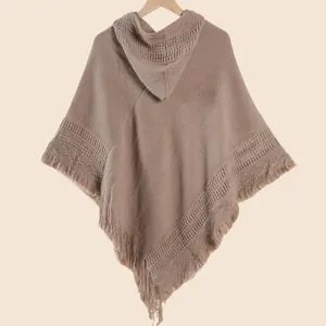 Détail de la maille et des franges du poncho à capuche taupe pour femme