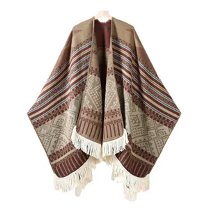 Poncho tricoté style bohème avec motifs géométriques et franges pour voyage femme