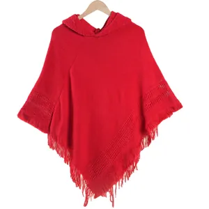 Poncho tricoté à capuche rouge pour femme avec détails de franges sur fond blanc