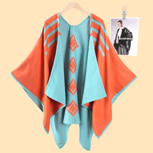 Dettaglio della trama in maglia dello scialle a righe arancio e blu con motivi geometrici
