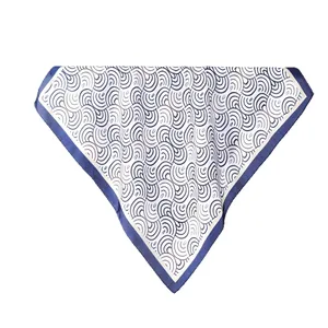 Foulard in seta da donna con stampa geometrica a onde blu su sfondo bianco accessorio