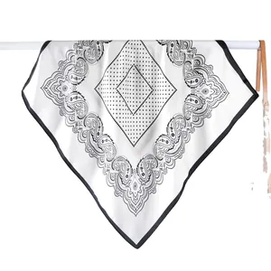 Pañuelo cuadrado de seda con estampado de lunares paisley y bordes negros