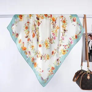 Foulard Carré en Satin pour Femmes Élégant Motif de Rose Soyeux Écharpe de Cou Cheveux Polyvalent pour le Quotidien