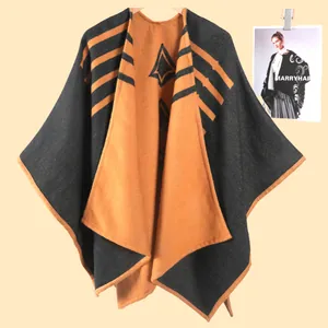 Dettaglio della trama geometrica e del tessuto a maglia a righe su un poncho spesso