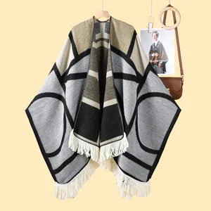 Poncho épais à motif géométrique avec franges et design colorblock neutre