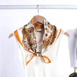 Carré de soie élégant 70cm à imprimé papillon et fleurs avec bordure orange sur cintre