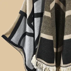 Gros plan sur le châle en tricot géométrique montrant les détails des franges