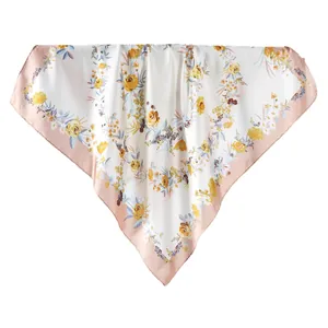Carré de soie satiné élégant avec imprimé floral ivoire et rose pour femmes