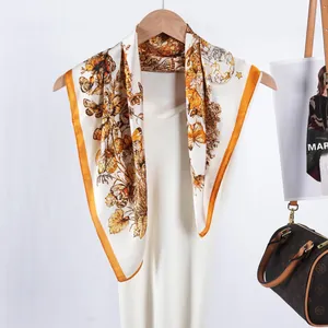 Foulard en soie 70cm avec imprimé papillon et carte du monde sur cintre en bois