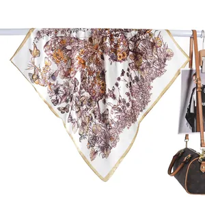 Carré de soie de 70cm à motif papillons et fleurs avec bordure en satin doré