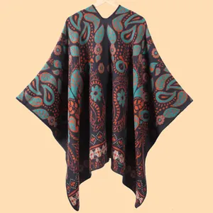 Chal jacquard grueso vintage para mujer con patrones étnicos en una percha de madera