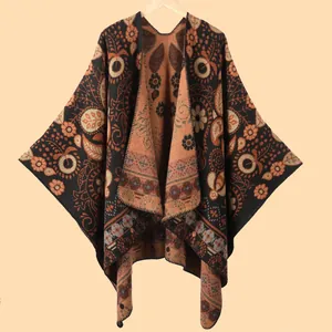 Detalle de poncho de punto jacquard grueso con motivos paisley vintage en tonos cálidos