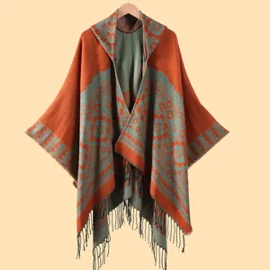 Mantella con cappuccio in maglia vintage con motivi floreali e frange nere