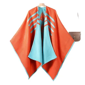 Poncho scialle in maglia da donna con strisce arancioni blu e motivi geometrici