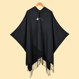 Eleganter schwarzer Strickumhang für Damen mit Lederverschluss und langen Fransen am Saum