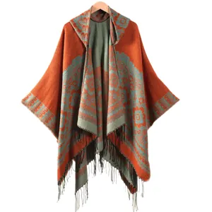 Scialle con cappuccio in maglia etnica con motivi arancio e grigio e nappine nere
