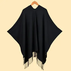 Eleganter schwarzer Strickponcho für Damen mit V-Ausschnitt und modischen Fransen am Saum