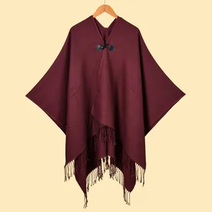 Detail der burgunderroten Strick-Stola mit Vintage-Knebelknopf und Leder-Basis