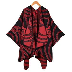 Châle cape en maille pour femme avec motifs roses rouges et noires et rayures épaisses