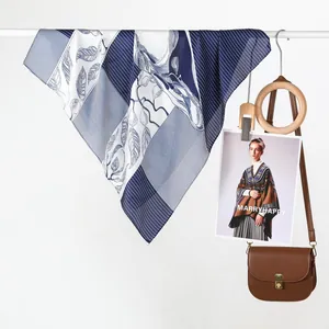 Carré de Soie en Satin pour Femmes Imprimé Floral Végétal et Rayures Géométriques Foulard Effet Soie Accessoire de Mode