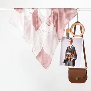 Carré de soie satinée à fleurs rose et blanc suspendu avec un sacoche de selle chic