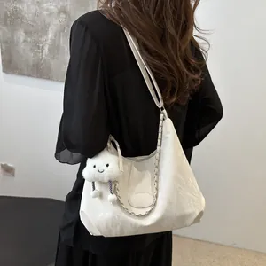 Borsa tote bianca a pieghe con catena d'argento e ciondolo a nuvola di peluche