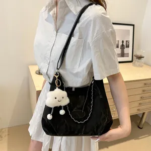 Borsa tote hobo nera con catena d'argento e ciondolo a nuvola bianca per l'estate