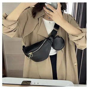 Détail du sac bandoulière croissant noir avec mini pochette et fermetures éclair dorées