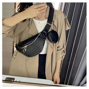 Sac banane en cuir PU noir avec petit porte-monnaie porté sur un mannequin en trench