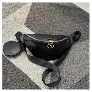 Détail du sac banane en similicuir noir avec fermetures dorées et petit porte-monnaie
