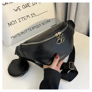 Détail de sac banane en cuir PU noir avec double zip doré et petit porte-monnaie