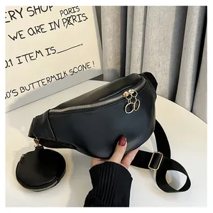 Détail du sac banane noir avec petit porte-monnaie amovible et fermeture éclair en métal