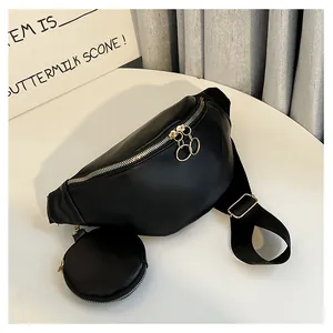 Détail du sac ceinture noir avec ferrures dorées et petit porte-monnaie rond assorti