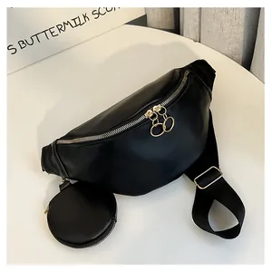 Détail de la banane en cuir PU noir avec fermetures dorées et petit porte-monnaie rond