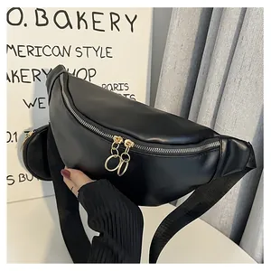 Détail du sac banane noir avec fermetures éclair argentées et tirettes dorées