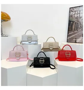 Schicke Glitzer-Handtaschen-Kollektion in verschiedenen Farben auf modernen Ständern