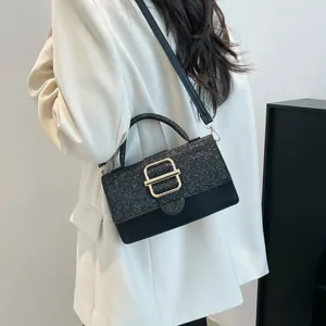 Modische schwarze Lederhandtasche mit glitzernder Klappe und goldener Schnalle für Damen