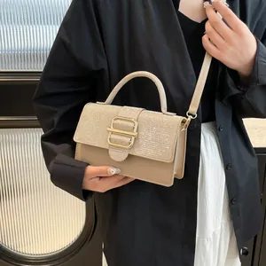 Elegante apricot Handtasche mit Goldglitzer-Details und Metallverschluss für Damen