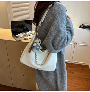 Détail du sac cabas en cuir PU blanc avec chaîne argentée et charm ours mignon