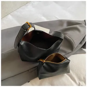 Détail du sac cabas en cuir grainé noir avec ferrures dorées et pochette intérieure