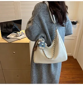 Détail du grand sac hobo blanc avec chaîne argentée et pendentif ours en peluche mignon