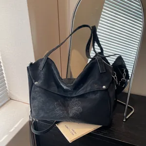 Retro Large Capacity Women Tote Bag Matte PU Leather Shoulder Crossbody Bag Daisy Floral Embossing Commuter Fashion Handbag