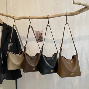 Sac fourre-tout chic en similicuir Maillard en quatre tons terreux sur une branche