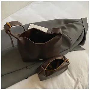 Ensemble cabas en cuir grainé marron foncé avec bandoulière réglable et boucle dorée