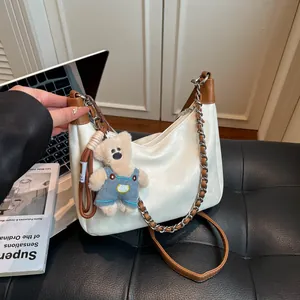 Sac Hobo Femme Grande Capacité Mode Coréenne Sac à Épaule en Cuir PU Avec Chaîne et Pendentif Ours