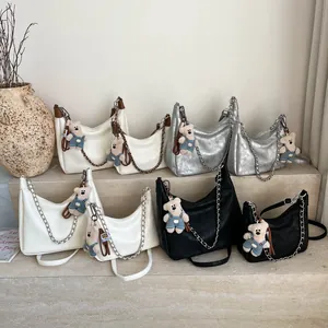 Sacs cabas élégants en noir, blanc et argent avec chaînes et pendentifs d'oursons