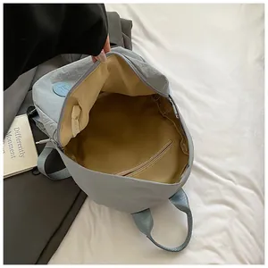 Zaino celeste minimalista con fodera interna gialla e tasca interna con cerniera