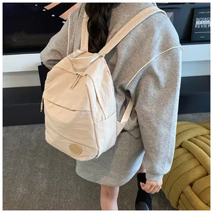 Vista posteriore dello zaino minimalista in nylon beige crema con grande capacità