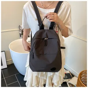Dettaglio dello zaino minimalista in nylon grigio antracite con scomparto a doppia cerniera