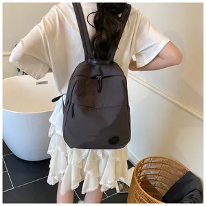 Dettaglio della trama in nylon resistente all'acqua e della cerniera sullo zaino grigio